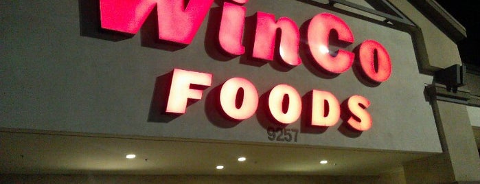 WinCo Foods is one of Tempat yang Disukai Maxwell.