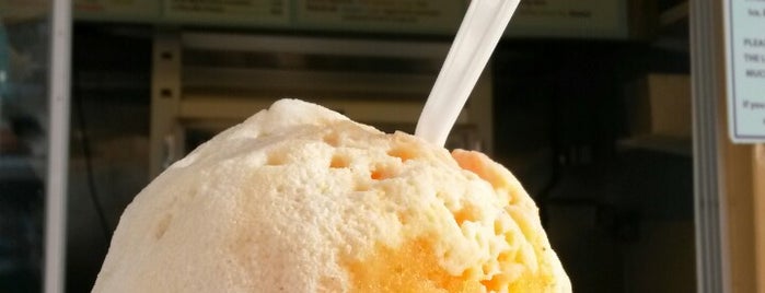 Ululani's Hawaiian Shave Ice is one of Shannon'un Beğendiği Mekanlar.