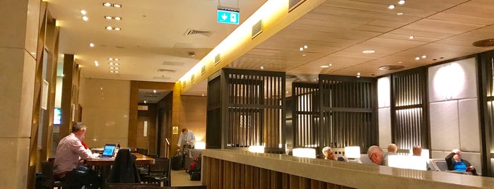 Plaza Premium Arrivals Lounge is one of Tempat yang Disukai Amby.