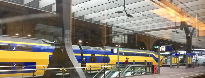 Station Rotterdam Centraal is one of Tempat yang Disukai Amby.