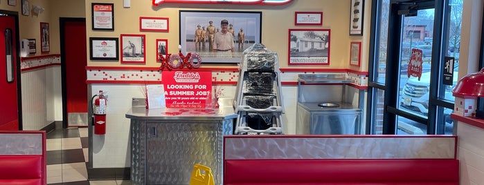 Freddy's Frozen Custard & Steakburgers is one of Lieux qui ont plu à Nate.