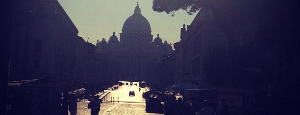 Piazza Pio XII is one of Louise'nin Beğendiği Mekanlar.