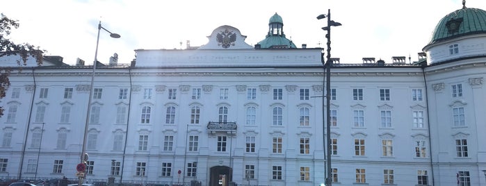 Tiroler Landestheater is one of สถานที่ที่ Zach ถูกใจ.