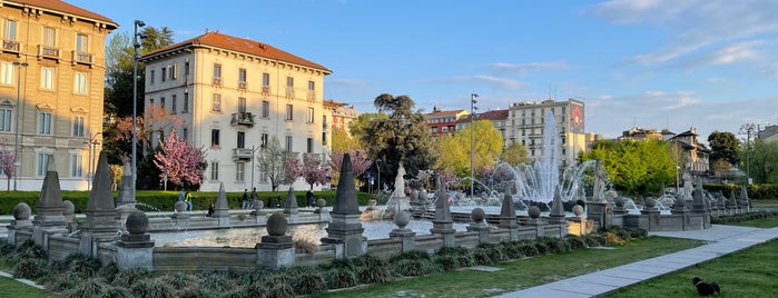 Fontana delle Quattro Stagioni is one of Locais curtidos por Mik.