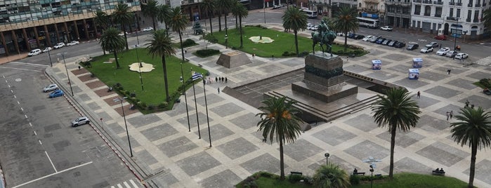 Plaza Independencia is one of Montevidéu.
