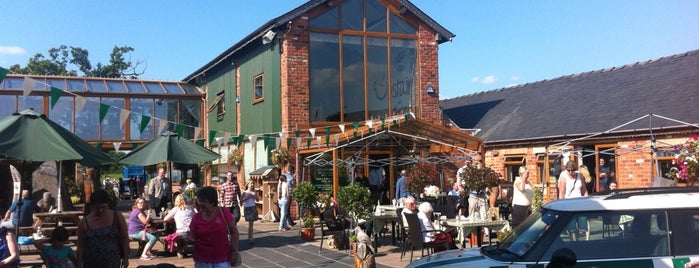 Huntley's Farm Shop & Restaurant is one of Tempat yang Disukai Phat.