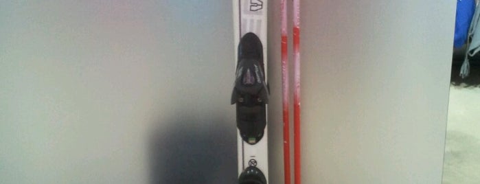 Esports Aribau 35 is one of Ski.