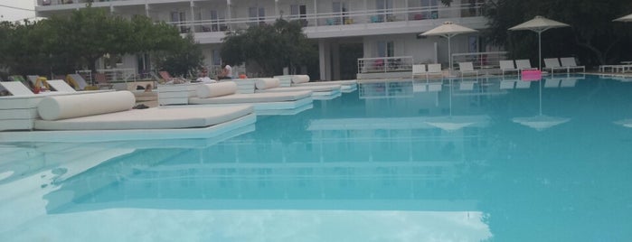 Marathon Beach Hotel is one of maria'nın Beğendiği Mekanlar.