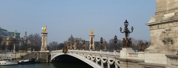 Alexander III Köprüsü is one of Paris.