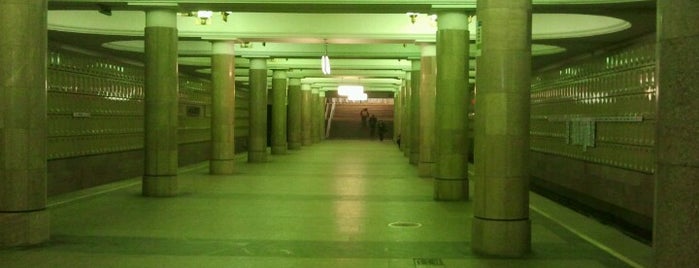 metro Yasenevo is one of Locais curtidos por Tema.