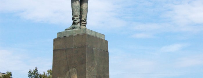 Monument to Maxim Gorky is one of Скульптуры и памятники  на улицах Н.Новгорода.