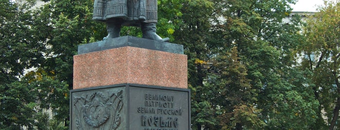 Monument to Kozma Minin is one of История, памятники, личности, площади.