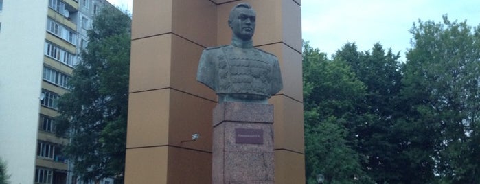 Monument to Konstantin Rokossovsky is one of Скульптуры и памятники  на улицах Н.Новгорода.
