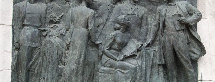 Bas-relief to Lenin and the Marxists of Nizhny Novgorod is one of Скульптуры и памятники  на улицах Н.Новгорода.