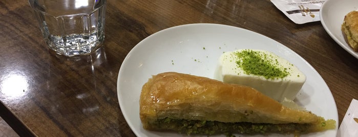 Maraş Pastanesi is one of Locais curtidos por Gülveren.