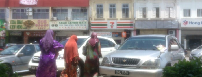 7 Eleven Pekan Lama Kuala Selangor is one of สถานที่ที่ ꌅꁲꉣꂑꌚꁴꁲ꒒ ถูกใจ.