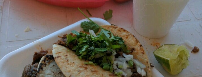 Tacos Luis El Ñar is one of Tempat yang Disukai Arturo.