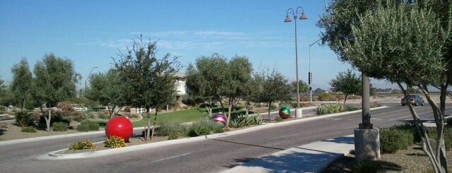 Queen Creek Marketplace is one of Bob'un Kaydettiği Mekanlar.