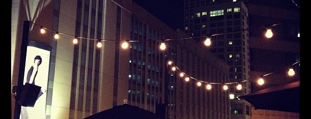 Rock Bottom Rooftop Bar is one of Posti che sono piaciuti a James.