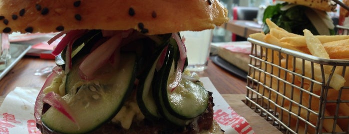 Burger Bar Joint is one of desechable 님이 저장한 장소.