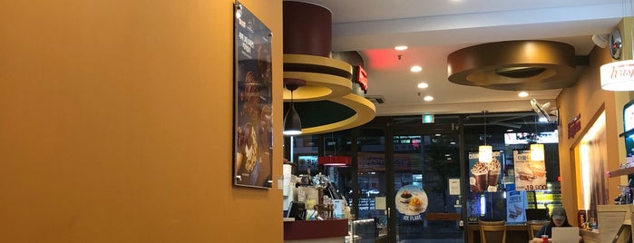Krispy Kreme Doughnuts is one of สถานที่ที่ EunKyu ถูกใจ.