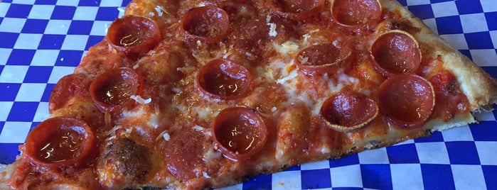 Slice Box Pizza is one of Lugares favoritos de Perry.
