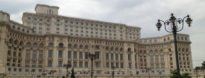 Palatul Parlamentului is one of สถานที่ที่ Carl ถูกใจ.