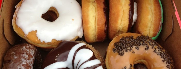 Dandee Donut Factory is one of Lugares guardados de Brent.