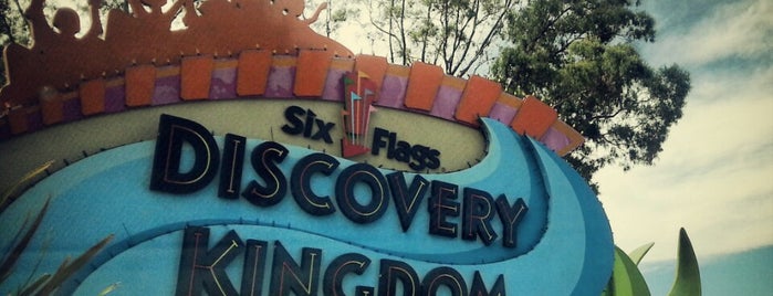 Six Flags Discovery Kingdom Parking Lot is one of Posti che sono piaciuti a Soowan.