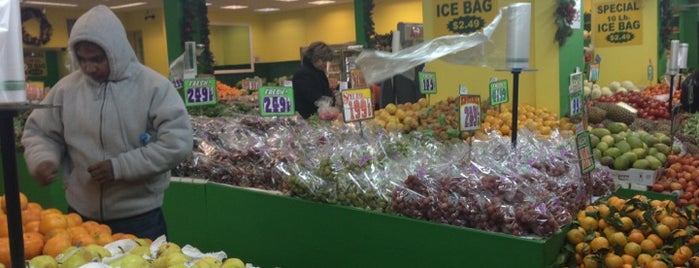 United Brothers Fruit Markets is one of Lugares favoritos de Katherine.