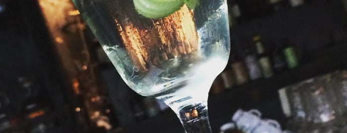 Hendrick's Bar is one of BAR: Лыюбимые Бары.