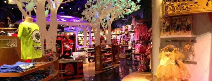 Disney Store is one of Tempat yang Disukai Thomas.