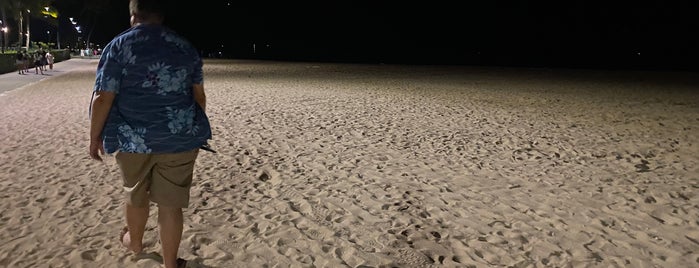 Hale Koa Beach is one of Lugares favoritos de Jason.