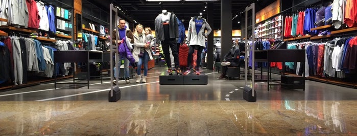 Nike store is one of Orte, die FGhf gefallen.