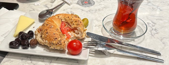 Turkish Airlines Domestic Lounge is one of Posti che sono piaciuti a Burcin.