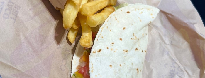 Taco Bell is one of Tempat yang Disukai Vee.