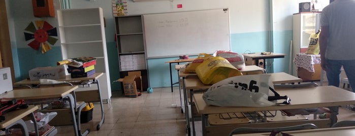Ögretmen Melahat Aksoy Ortaokulu is one of İZMİR İŞ.