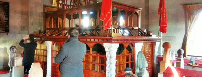 Harakani Camii ve Türbesi is one of Lugares favoritos de Veli.