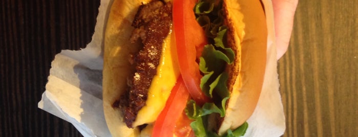 Shake Shack is one of Elisabethさんのお気に入りスポット.