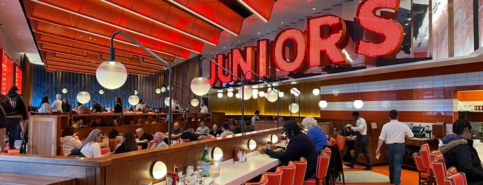 Junior's Restaurant is one of Lieux qui ont plu à Ken.