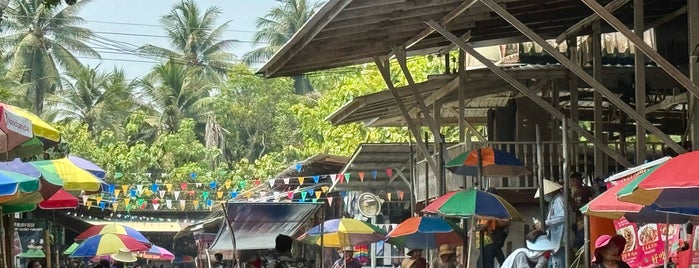 Bang Noi Floating Market is one of Ellos' s favorite restaurant.