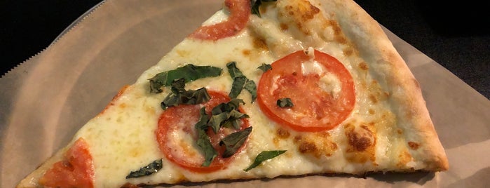 Flippin' Pizza is one of Lugares favoritos de John.