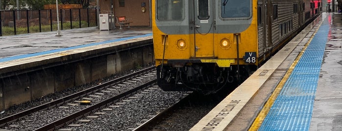 Platforms 1 & 2 is one of Sydney Trains (K to T).