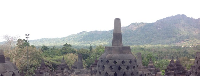 Candi Borobudur (Borobudur Temple) is one of Locais curtidos por MK.