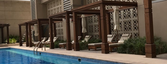 Hilton Hotel Pool is one of Posti che sono piaciuti a MK.