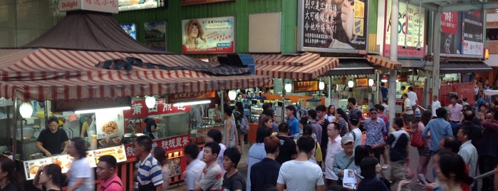 Chinatown Food Street (牛車水美食街) is one of Lieux qui ont plu à MK.