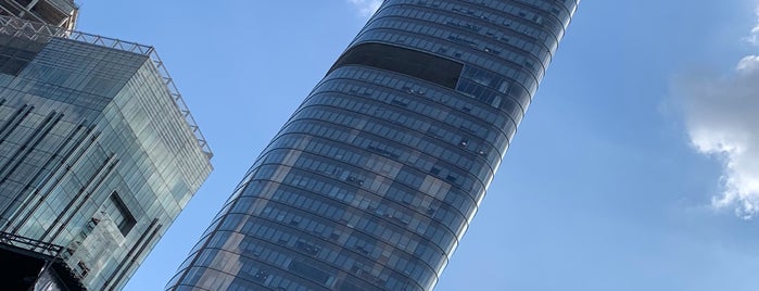 Bitexco Financial Tower is one of สถานที่ที่ MK ถูกใจ.