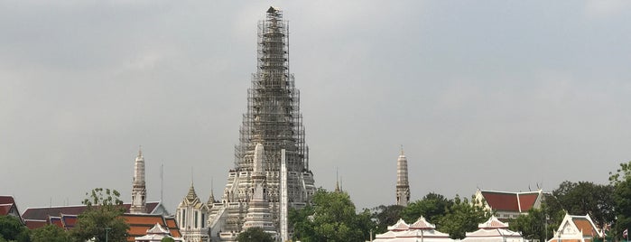 Wat Arun Rajwararam is one of Locais curtidos por MK.