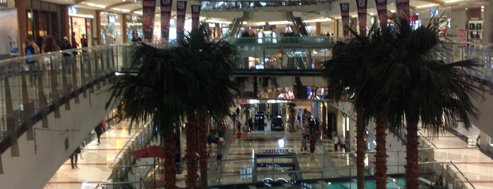 Pondok Indah Mall 2 is one of MK'ın Beğendiği Mekanlar.