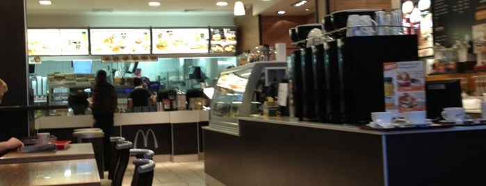 McDonald's is one of สถานที่ที่ Mart!n ถูกใจ.